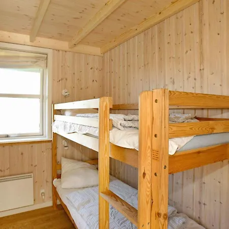 Three-bedroom Holiday In 1