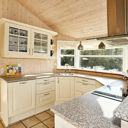 Three-bedroom Holiday In 1